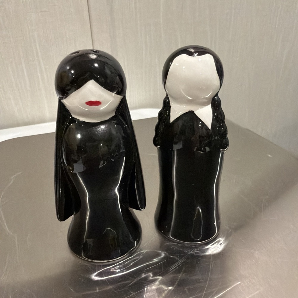 NEW Wednesday Addams & Morticia Addams Salt‎ & Pepper Shaker Set HALLOWEEN
